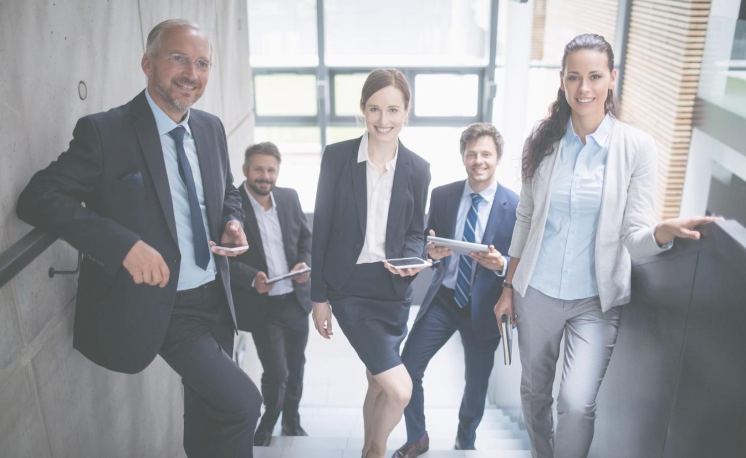 Equipo de voraleontrixa trabajando en estrategias de presupuesto flexible
